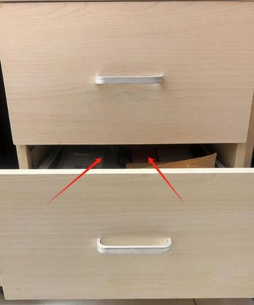 东西掉在抽屉后面怎么拿出来