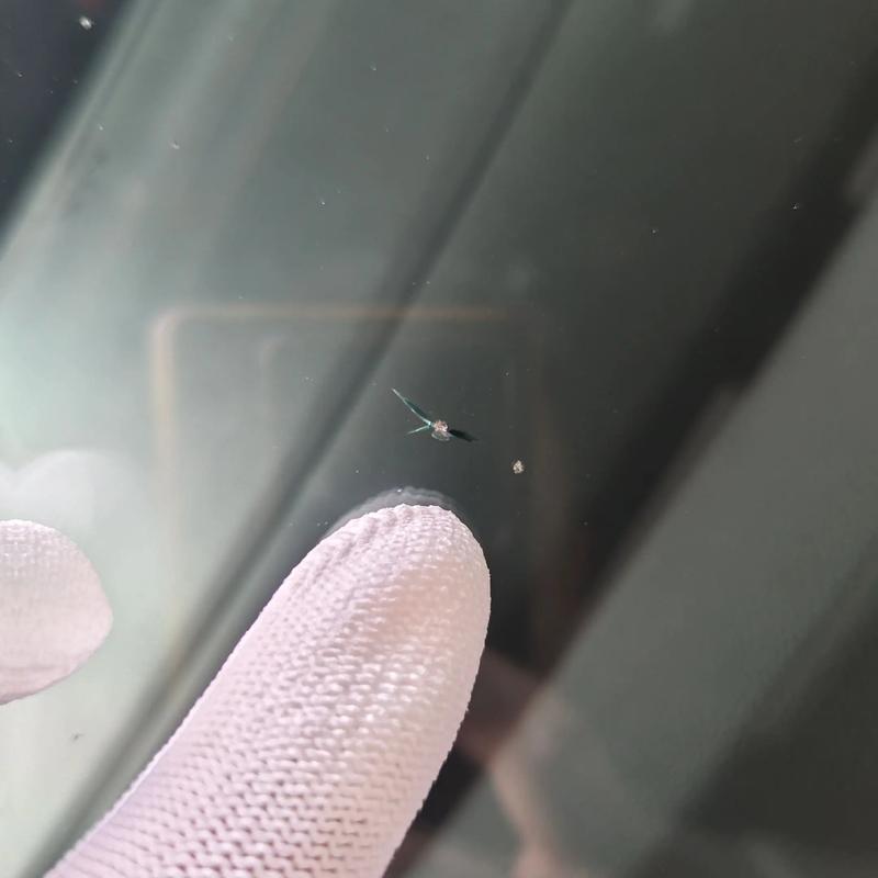 挡风玻璃裂了一条小缝图标