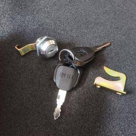 电瓶车钥匙锁在坐垫下面怎么办