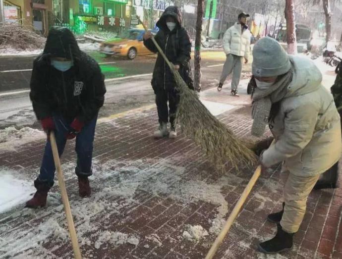 院子的冰雪用什么方法清除缩略图