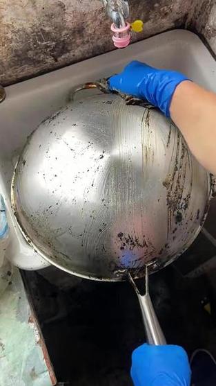 不粘锅锅底烧糊的黑垢怎么去除缩略图