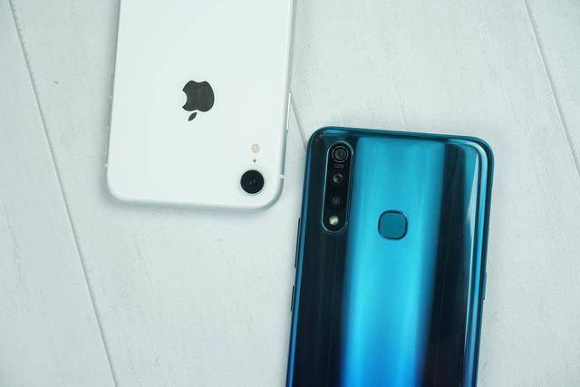 竖排三摄像头后置指纹是什么手机缩略图