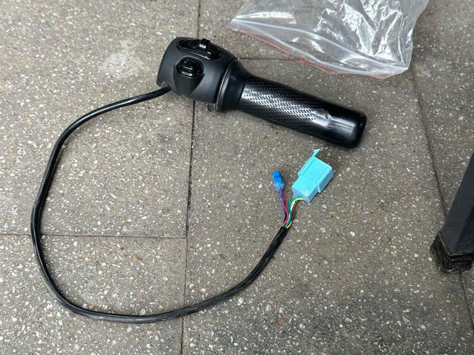 电瓶车加速把手坏了怎样修