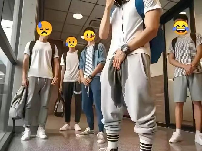 尿急一直捂裆部憋到尿裤子的搞笑视