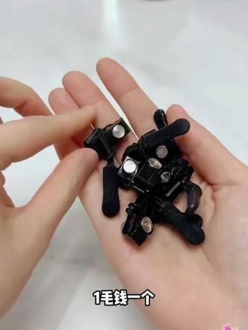羽绒服拉链边的布烂了怎么修补游戏截图