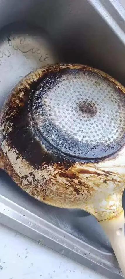 锅外面的陈年黑垢去除小妙招