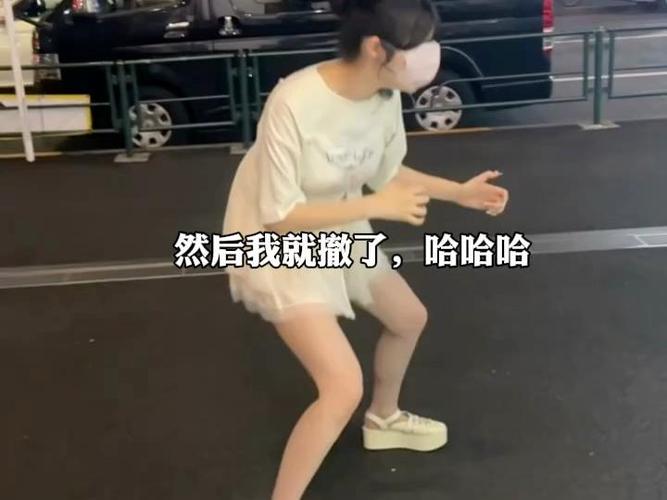 美女整蛊路人搞笑视频缩略图