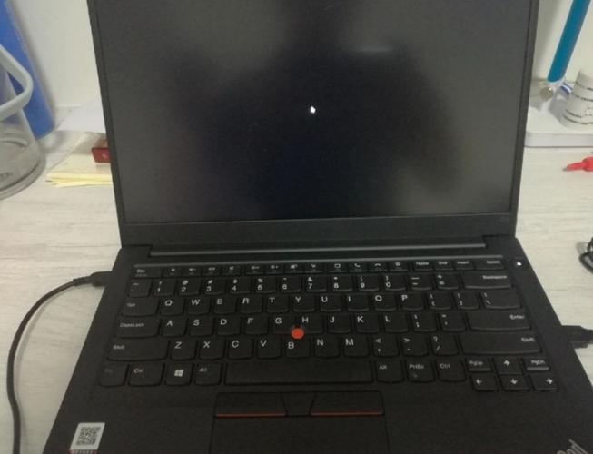 联想笔记本键盘亮但是屏幕不亮