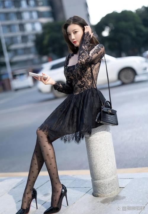 白色蕾丝裙配什么打底