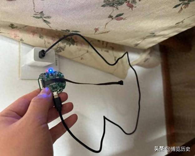 手机摄像头后面有个小孔是什么