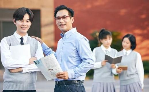 学校教师在现实生活的游戏中的互动游戏截图
