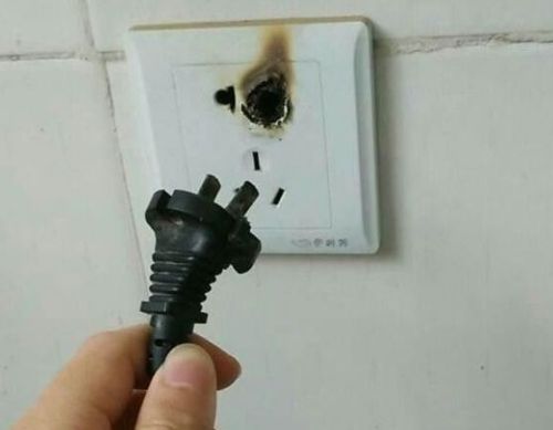 取暖器插头烧焦突然停电