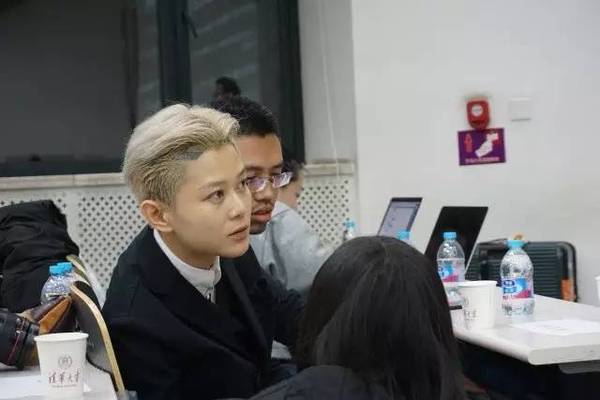 顶级黑客穿越成小孩沙雕动画