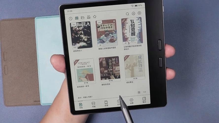 某人使用电子书阅读器缩略图