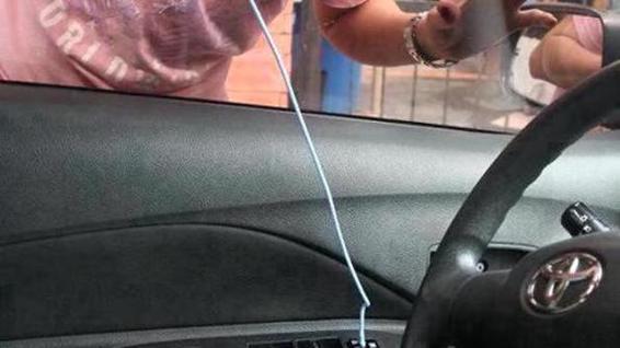 铁丝开车门具体钩哪啊