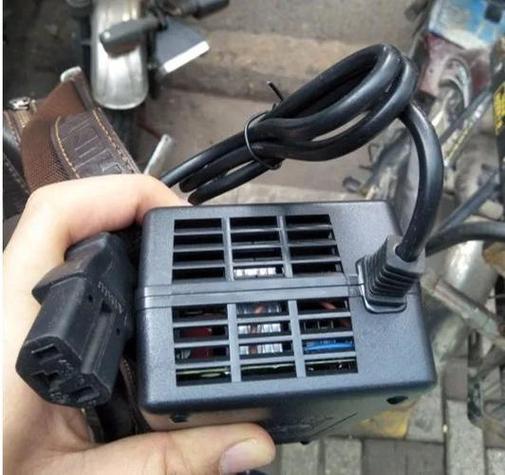 电瓶车充电器嗡嗡响怎么回事