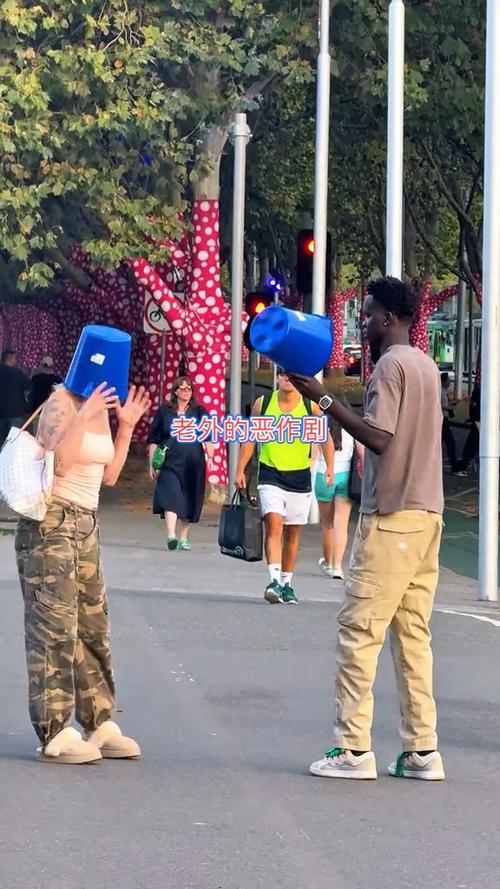 老外搞笑街头整人全集游戏截图