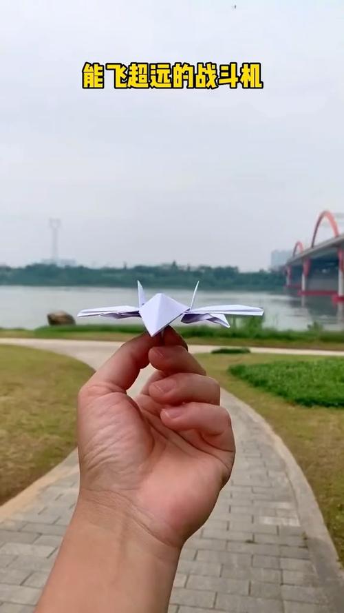 超级简单又飞得很远的纸飞机
