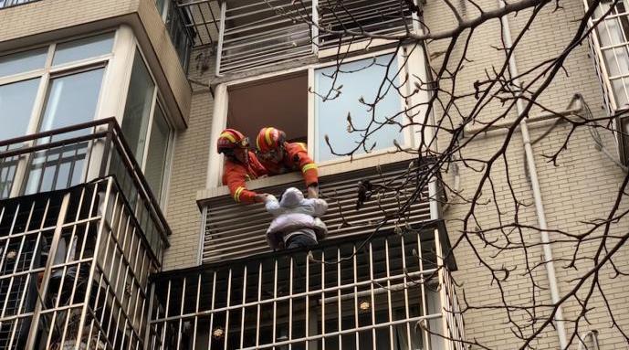 窗外被困女孩4399游戏免费
