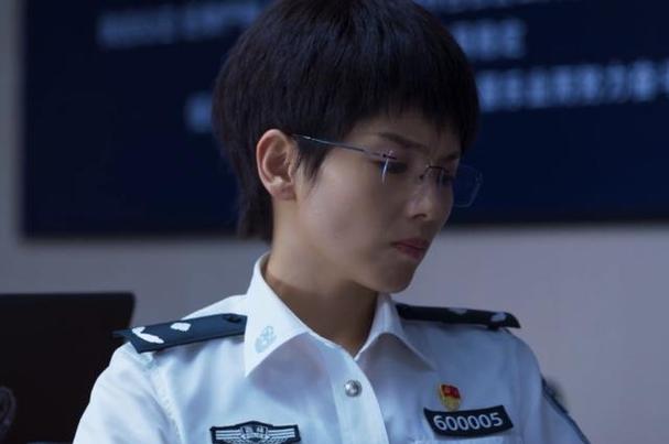 艺坛照妖镜2女警的扮演者叫什么