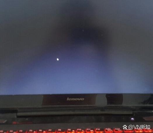 为什么笔记本电脑开机屏幕是黑的缩略图