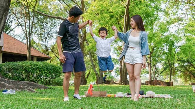和男朋友出去玩妈妈打电话了怎么办缩略图