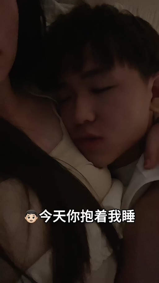 女朋友睡觉时使劲往我怀里钻缩略图