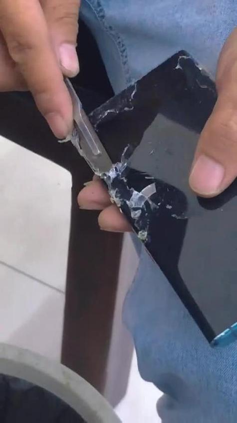 手机贴膜前要把原来的膜撕掉吗