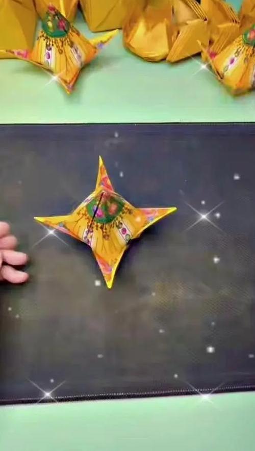 用红纸制作红包的过程图标
