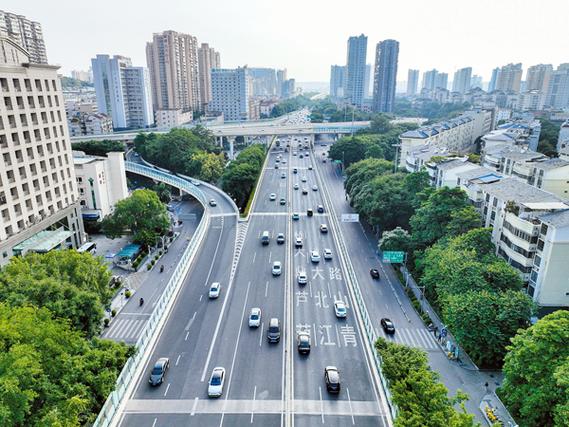 车辆在经过建筑物路段怎么行驶正确缩略图