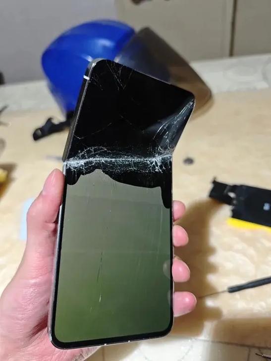 折叠屏裂了一条缝怎么修复缩略图
