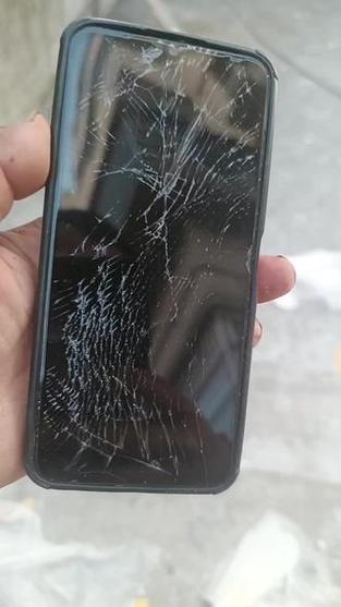 手机屏幕摔黄还能用吗缩略图