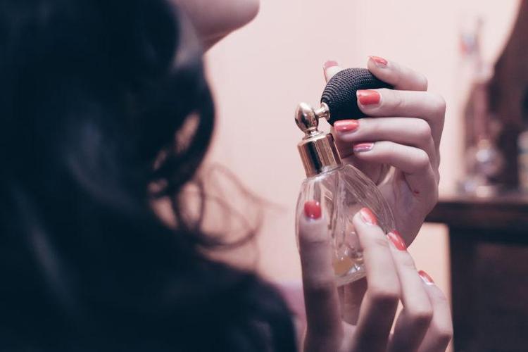女生突然喷香水意味着什么