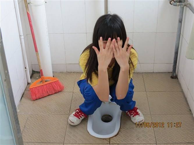 女孩在蹲厕拉肚子图标