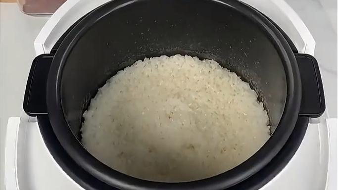 电饭煲二次加热米饭图标