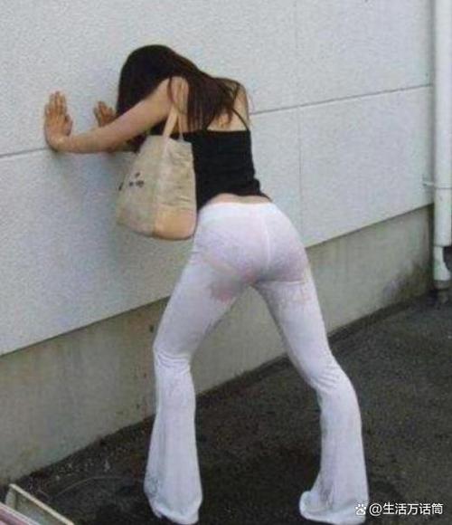 女尿急捂住裆部憋不住了尿了一裤子图标