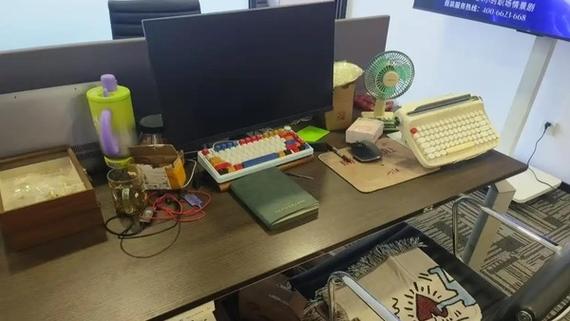 工位坐打印机旁边三年