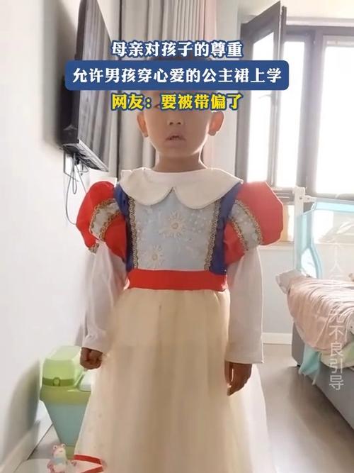 男孩穿女孩子的连体裙缩略图