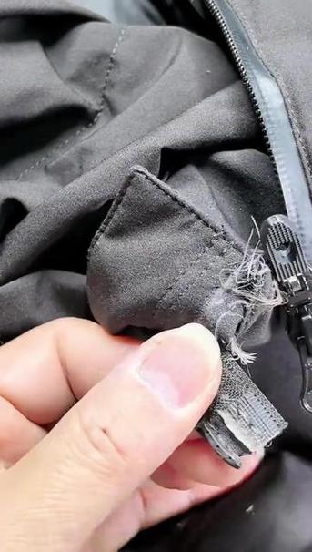 羽绒服拉链老是拉旁边的布怎么办缩略图