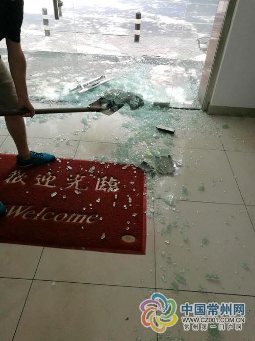 店里玻璃门碎了有什么预兆缩略图