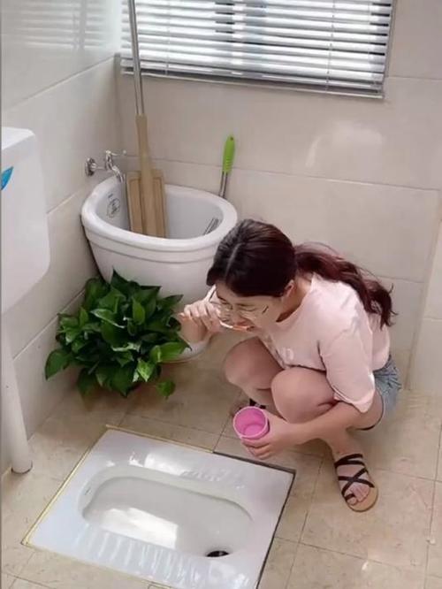初中女生拉稀蹲厕拉了图标