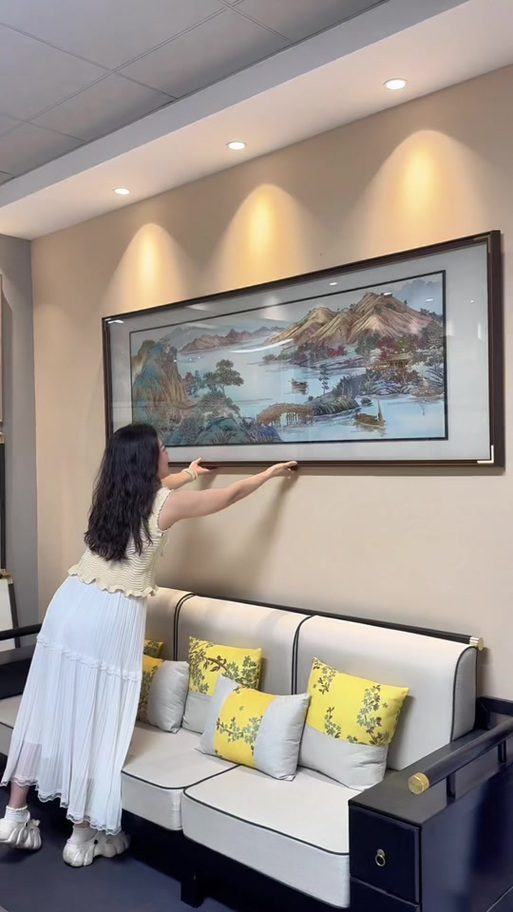 客厅西墙沙发后挂什么画好