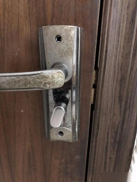 房门锁卡住了,拧不动怎么回事图标